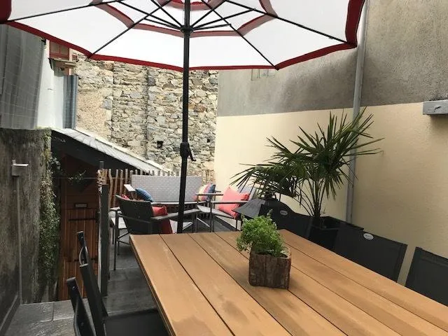 Sa terrasse ensoleillée ,avec salon Et grande table ,plancha