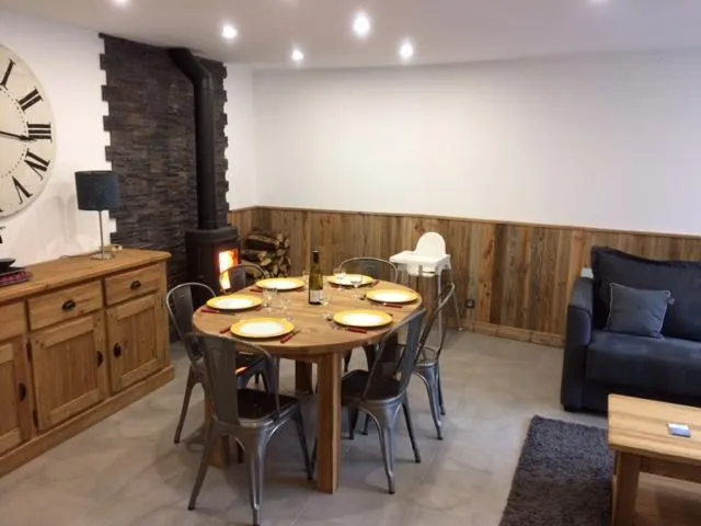 Salle a manger avec poêle à bois
