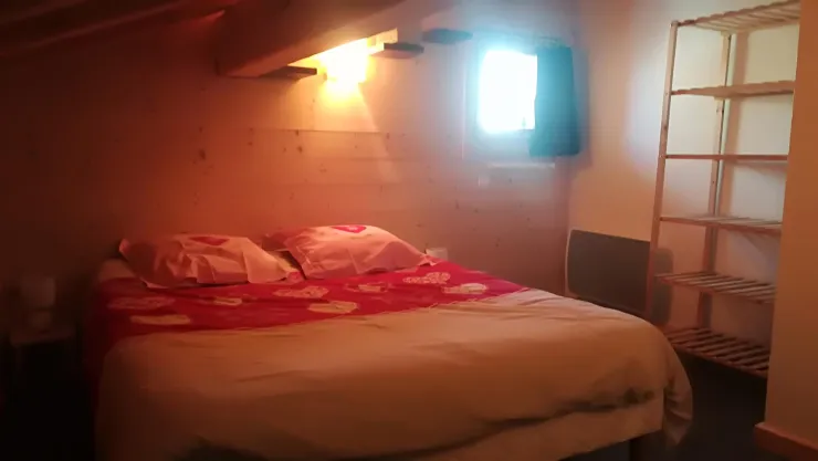 Bed room with 1 double bed