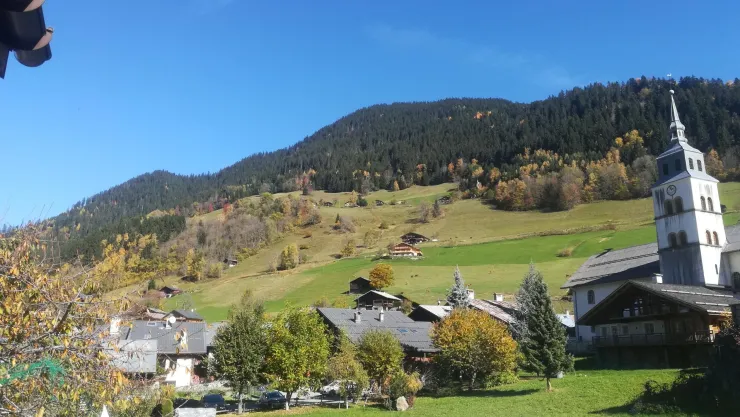Vue baie vitrée de la salle à manger en été