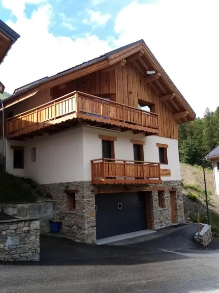 Chalet le Pis de l'aigle, plein sud avec vue dans un quartier résidentiel proche du centre et des départs de piste.
