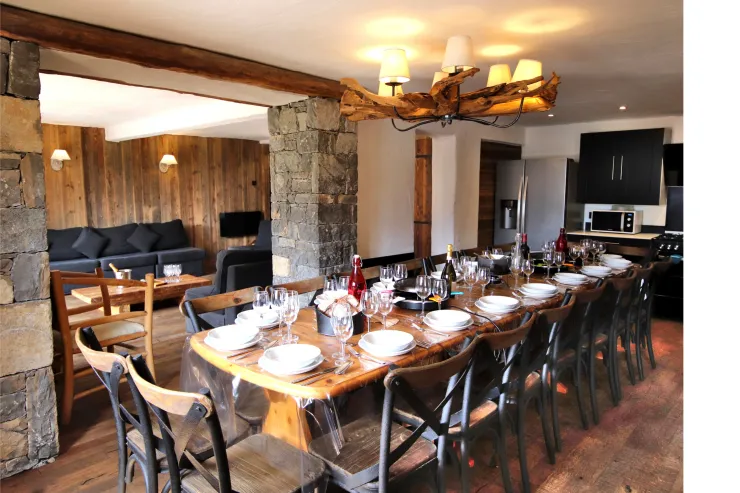 Share memorable meals: our large dining room comfortably accommodates up to 18 guests in a warm atmosphere.