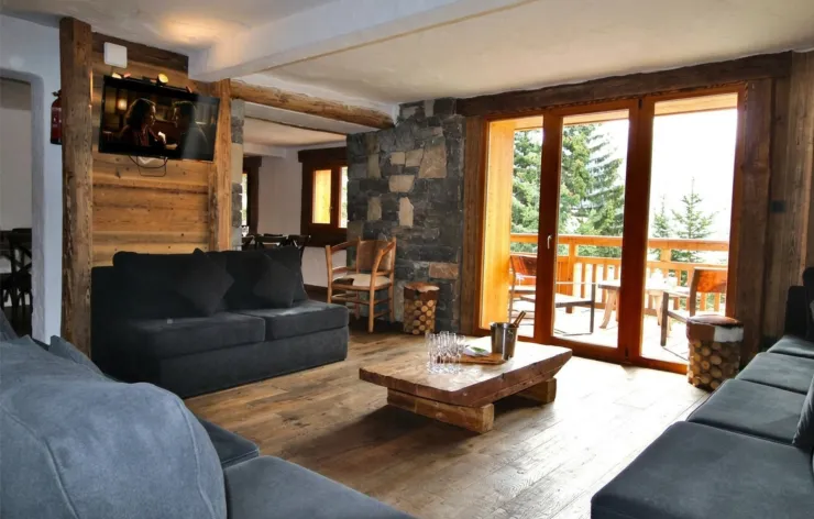 Relax in our large, comfortable living room, bathed in natural light and opening directly onto a sunny balcony.