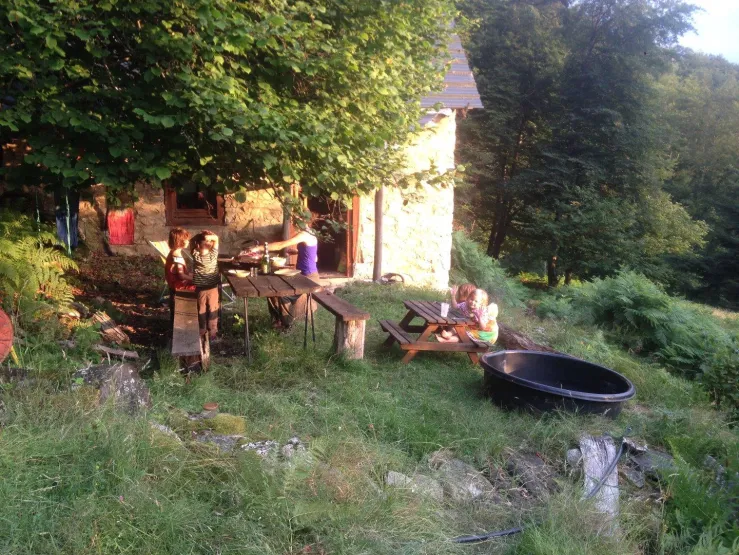 Terrasse en été avec grande table et table enfants.