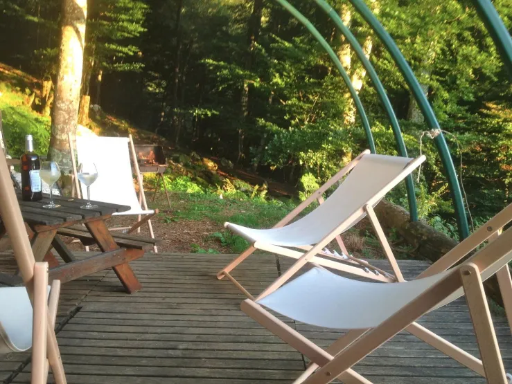 Terrasse couverte, immersion dans la forêt.