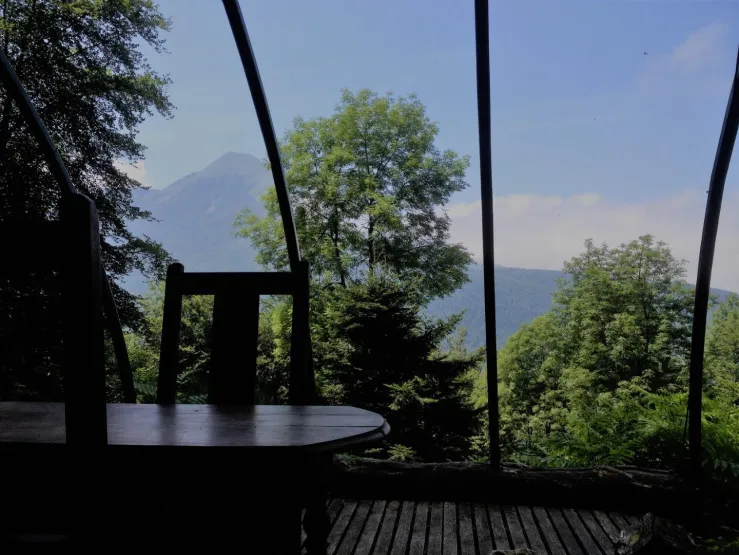 Terrasse couverte, vue sur le Cagire.