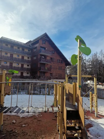 KINDERGARTEN AT THE FOOT OF THE RESIDENCE