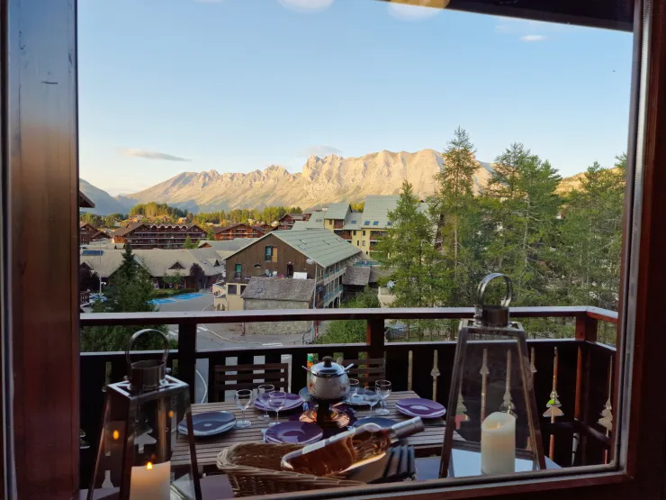 MOUNTAIN MEAL ON THE BALCONY OF THE LIVING ROOM ( 7 m 2 WITH NO ADJOINING NEIGHBORS ) OVERLOOKING THE MAGNIFICENT VIEW OF THE MOUNTAINS