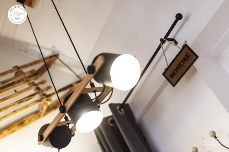 DECO ENTREE MONTAGNE
NIVEAU 1 : ENTREE AVEC CASIER A CHAUSSURES DE SKI CHAUFFANTS, PORTE MANTEAUX