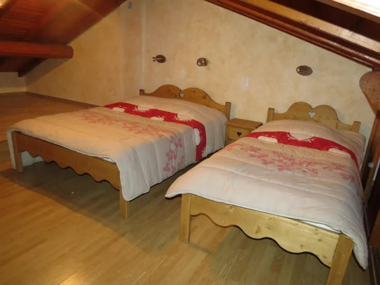 Chambre avec un lit de 140cm et un lit de 90cm