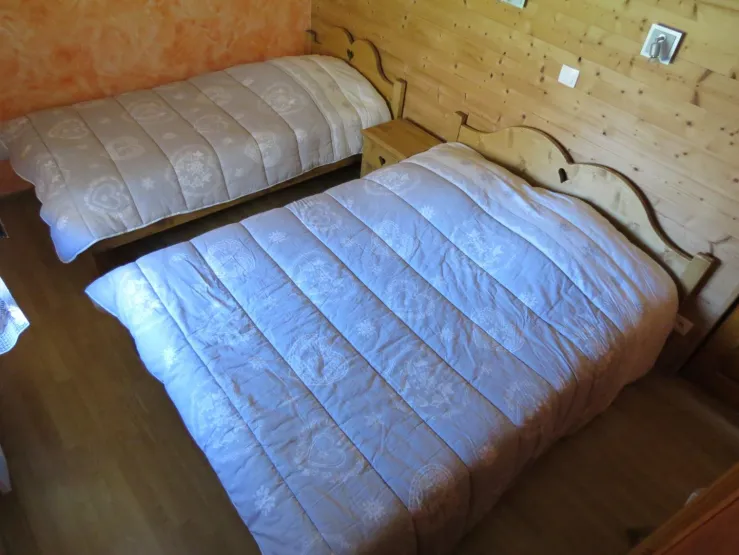 Chambre avec un lit de 140cm et un lit de 90cm