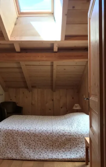 chambre W 1 lit double étage avec vélux 