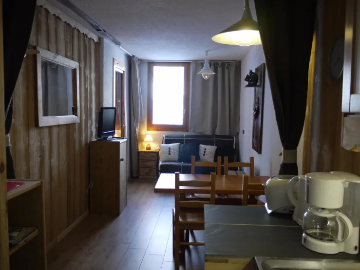 La pièce principale avec la cuisine, l'espace repas et le salon