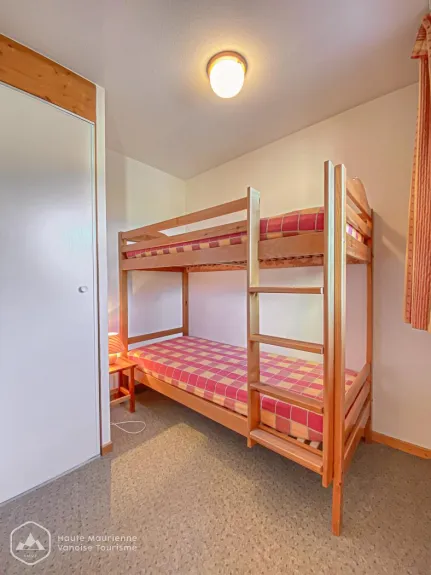 Chambre enfants avec lits superposés et placard rangement