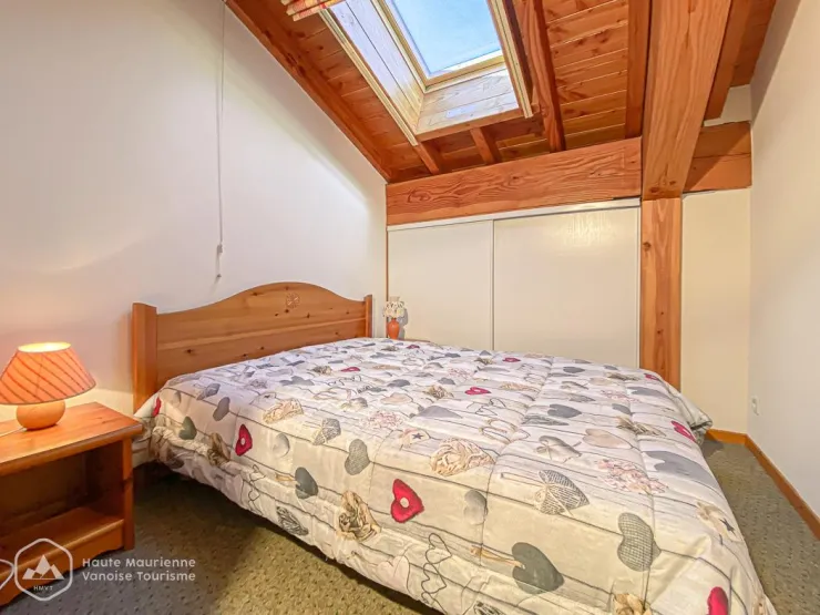 Chambre avec lit 140 et placard mural