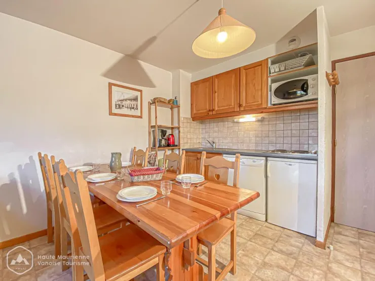 Coin repas, kitchenette (plaque de cuisson, four, réfrigérateur, lave-vaisselle, cafetière, bouilloire...)