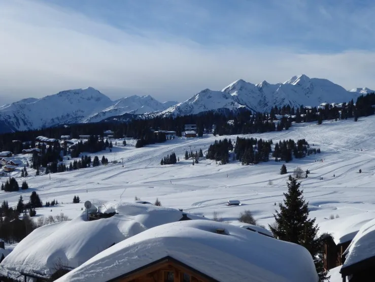 Vue à 180° plein sud qui vous laisse rêveur face à ces merveilles de la nature. Hiver comme été , vous êtes séduits . Laissez vous porter...et profitez !!!