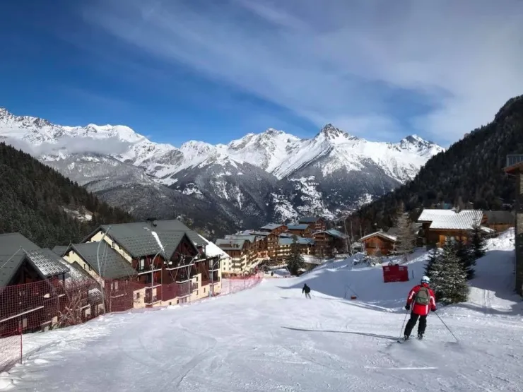 TRACK IN FRONT OF THE BUILDING FROM A SKI-IN, SKI-OUT BASE OR BY ROAD DISTANCE FROM TELECABINE 100 m