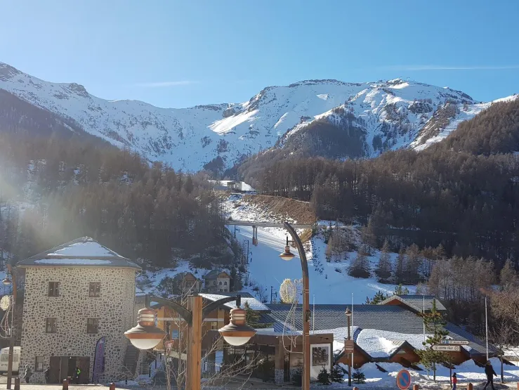 Vue depuis la terrasse de 15 m2 orientée sud.