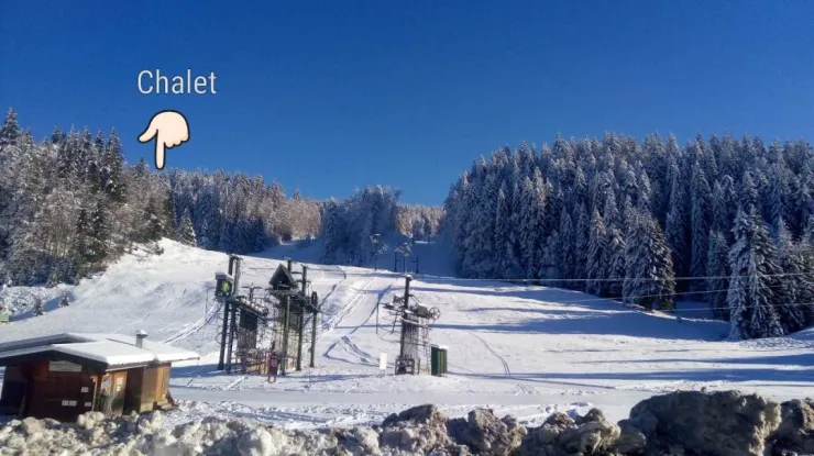 Bas de la piste de la Darbella avec distributeur automatique de forfaits