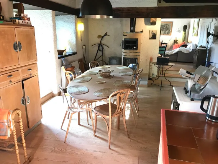La cuisine-salle à manger communique avec le salon. La table ovale avec sa rallonge fait 10 couverts, 6 sans. Le poêle de masse 