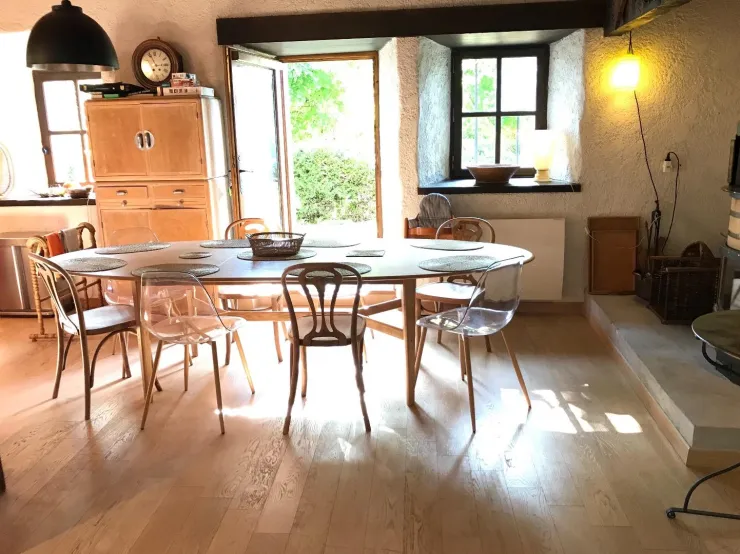 La salle à manger donne sur le jardin