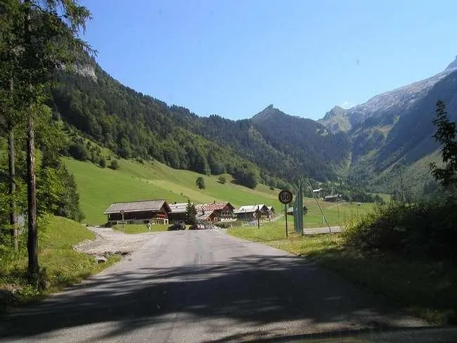 L'ARRIVEE SUR LE HAMEAU DE LORMAY A LA SORTIE DE LA PETITE FORET