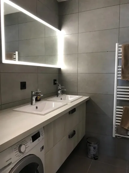 Salle d’eau avec lave linge et douche grande capacité de 1mX1,10M et ses deux vasques