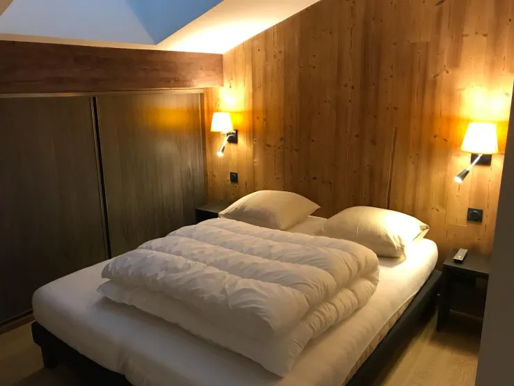 Chambre avec lit double de 160 X 200 et son TV