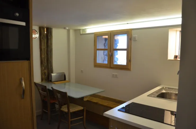 Fitted kitchen : sink, induction hot plate, fridge, combined oven and microwave, dishwasher