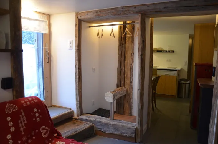 The entrance : wardrobe, living room (sofa, TV)