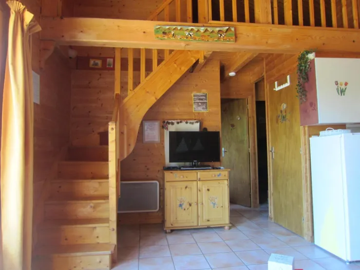 RDC, coin TV et escalier menant à la mezzanine