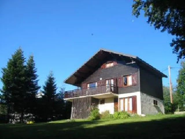 Chalet dans la verdure et les sapins, situé presque au sommet du REVARD