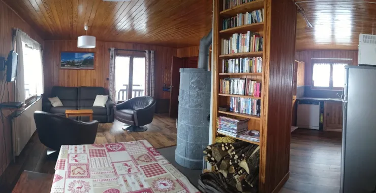 Vue de la Salle à manger - séjour : Bibliothèque à droite et salon au fond