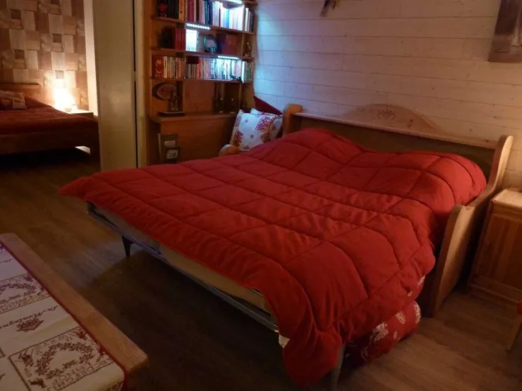 dans le séjour, le canapé se transforme très facilement en un lit bien confortable