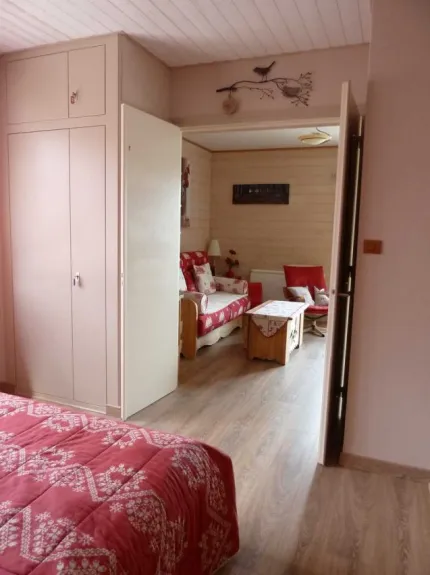 depuis la chambre, les portes étant ouvertes, aperçu sur le séjour