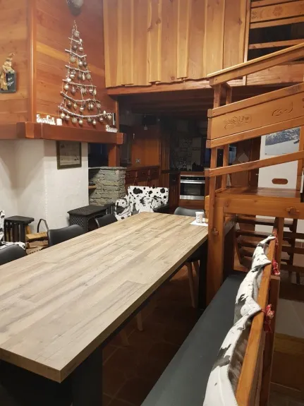 Niveau 0 : Salle  avec l'escalier qui monte à la chambre sous les toits à droite