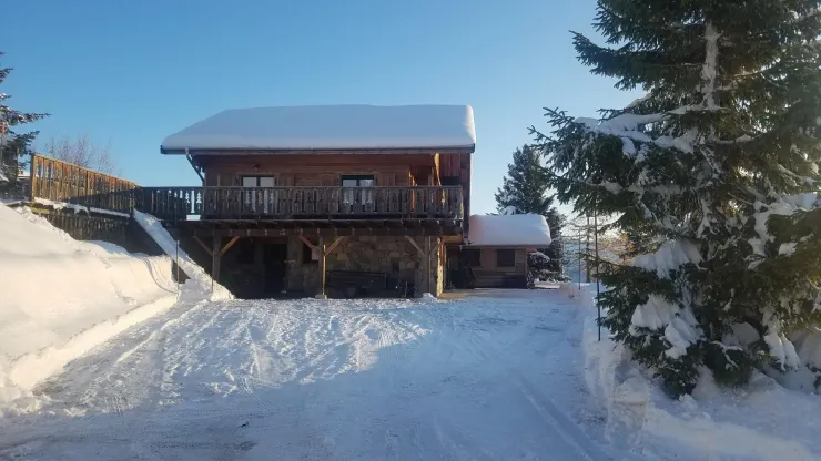 Le chaelt la Louvière en hiver - le Petit-Loup se trouve au rez-de-chaussée