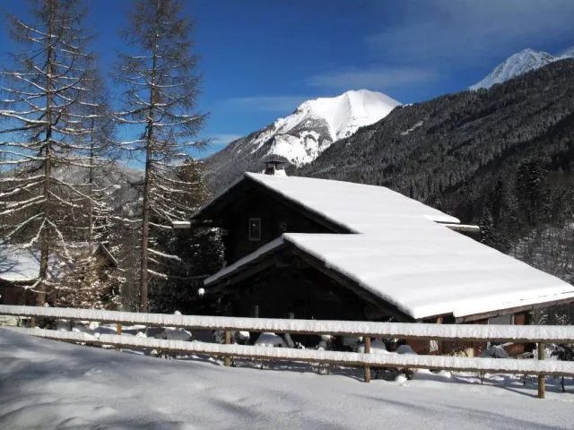 C'est l'hiver : L'Eterlou en hiver face à la montagne vu de l'ouest ; calme absolu et charme  . Les terrasses sont de l'autre côté , face à la montagne et sans vues tierces .