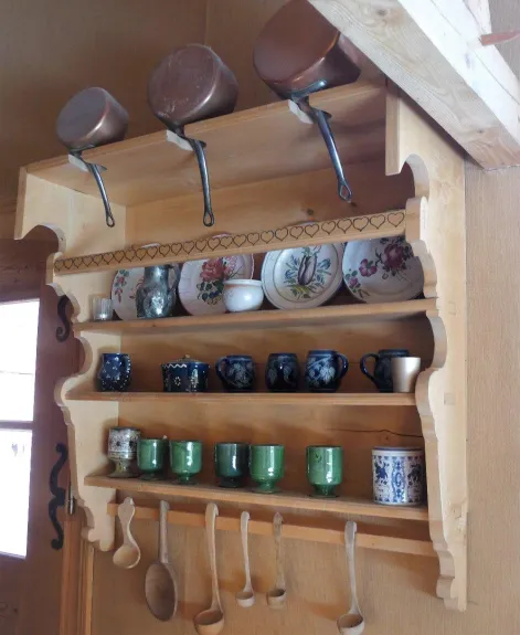 Séjour : Le mobilier artisanal est à l'opposé de l'esprit du mobilier jetable  . En bois massif ,  Il s'inspire des traditions paysannes suisses et savoyardes .
