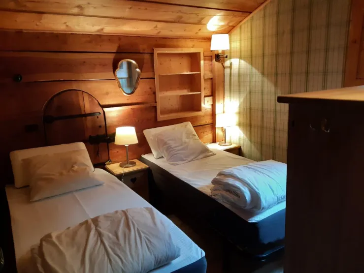 La chambre à l'étage est équipée de deux lits de 90 juxtaposables , matelas et oreillers à mémoire de forme Emma One , tables de nuit , armoire penderie , commode ...