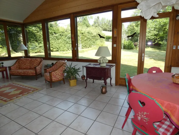 La face arrière, grande véranda  donnant sur le jardin et la terrasse !