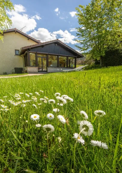 Vue de derrière, véranda, terrasse et espaces verts !