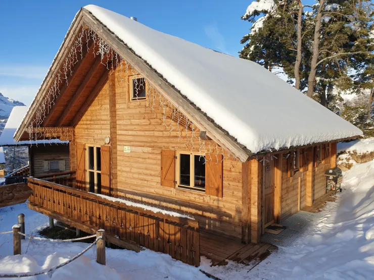 Le chalet sous la neige et sous le soleil !