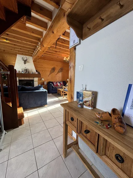 Main entrance with view on living room (1st floor)