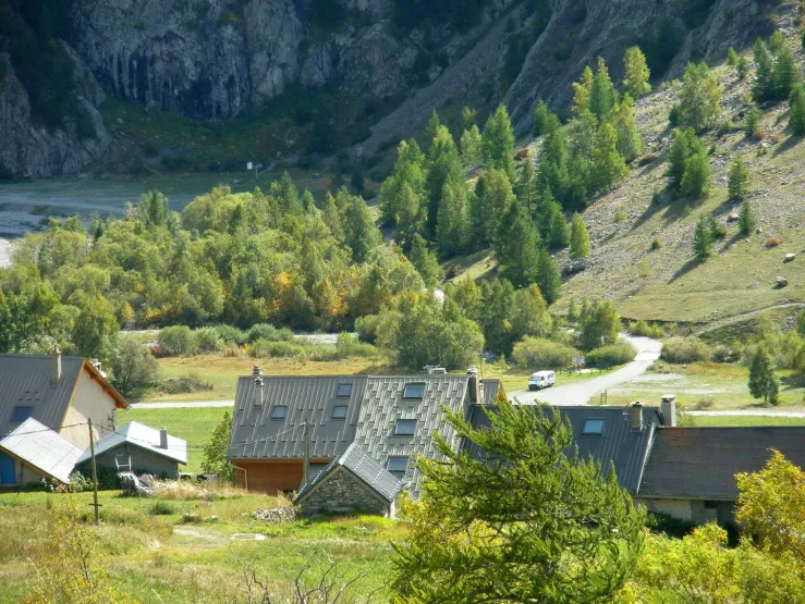 vue de l'arrière du hameau, avec l'école d'escalade en face