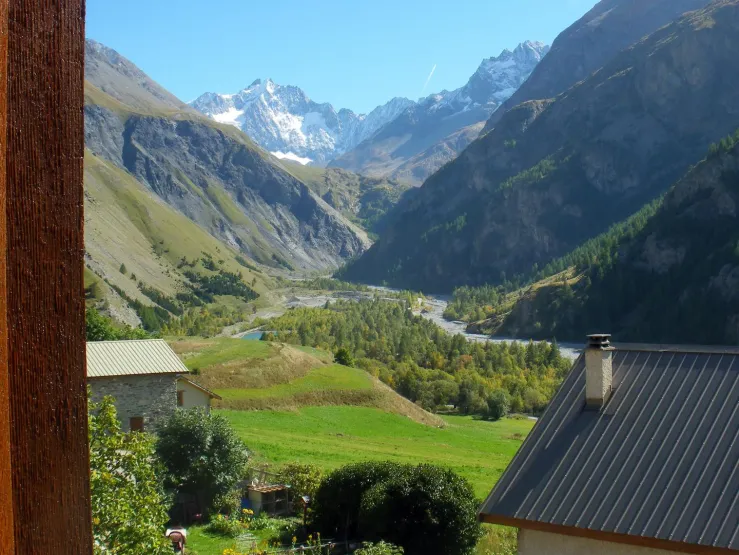 vue sur la gravière, plan d'eau et les Agneaux