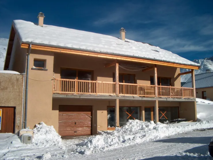 façade du chalet en hiver