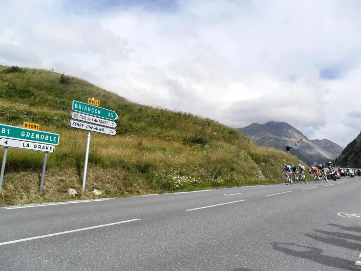 le "Tour de France" passe juste derrière le chalet