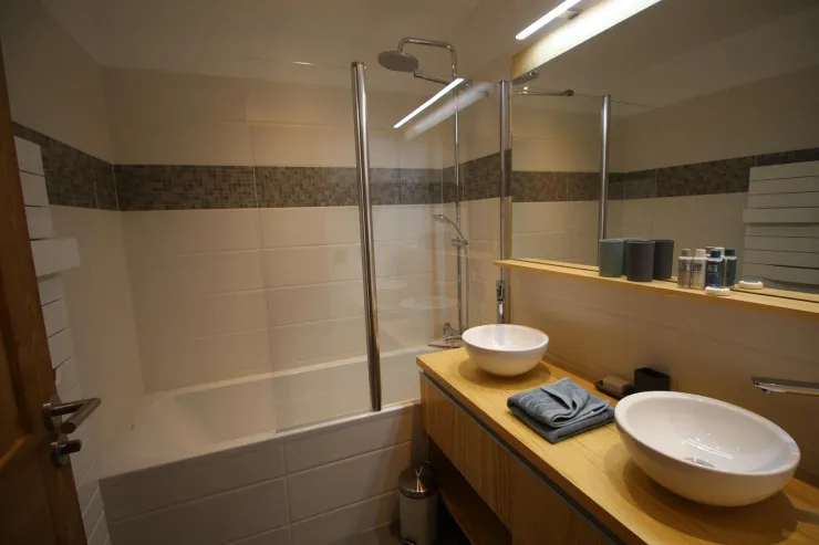 salle de bain baignoire/douche, machine à laver/séchante